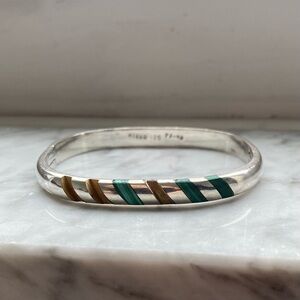 Vintage Taxco hinged Bangle bracelet with malachite inlays. Three stones missing